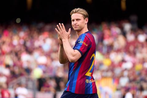 Spaanse krant deelt zorgwekkende update over Frenkie de Jong: 'Hij voelt zich nog lang niet goed'