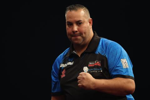 Nederlandse topdarter stopt opmars Luke Littler bij terugkeer op de vloer