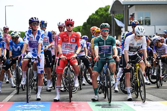 Live Vuelta | Ultrakorte vierde etappe heel pittig in Andorra, renners hopen nu wel te finishen