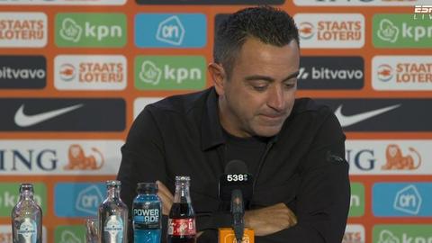 Bondscoach Xavi Hernández (46) zorgt voor opmerkelijk beeld op allereerste persconferentie