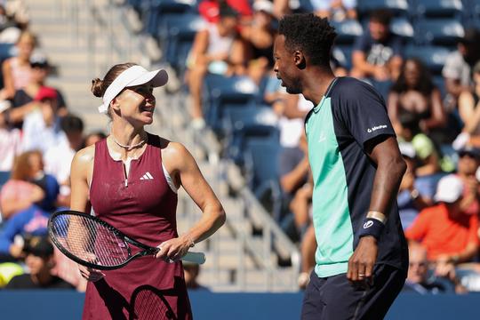 Toptennisser (39) viert bijzonder moment op US Open met innige kus van geliefde collega (31)