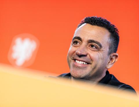 Bondscoach Xavi Hernández krijgt lachers op zijn hand na kritische vraag: 'Ik sta tenminste op het podium'
