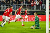 AZ verslaat Elfsborg in knotsgek en kletsnat Alkmaar: hoofdrol voor Ruben van Bommel in Europa League
