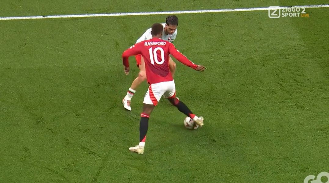 Marcus Rashford dolt Ricky van Wolfswinkel, zet FC Twente-aanvoerder te kijk met 'akka-panna'