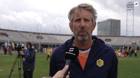 Voetballegendes eren Johan Cruijff in olympisch stadion: 'Als je al die blije gezichten ziet'