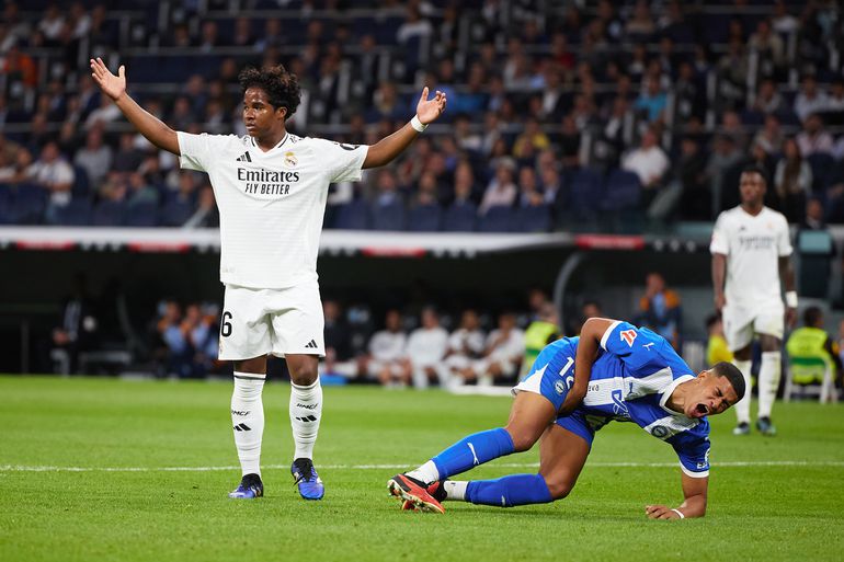 Ontsnapt Endrick (18) hier aan een rode kaart? Wonderkind van Real Madrid geeft tegenstander knietje in z'n kruis
