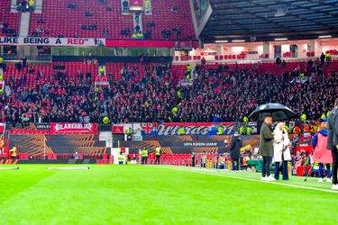 Een groot feest in uitvak Old Trafford: fans FC Twente genieten tegen Manchester United