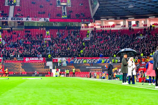 Een groot feest in uitvak Old Trafford: fans FC Twente genieten tegen Manchester United