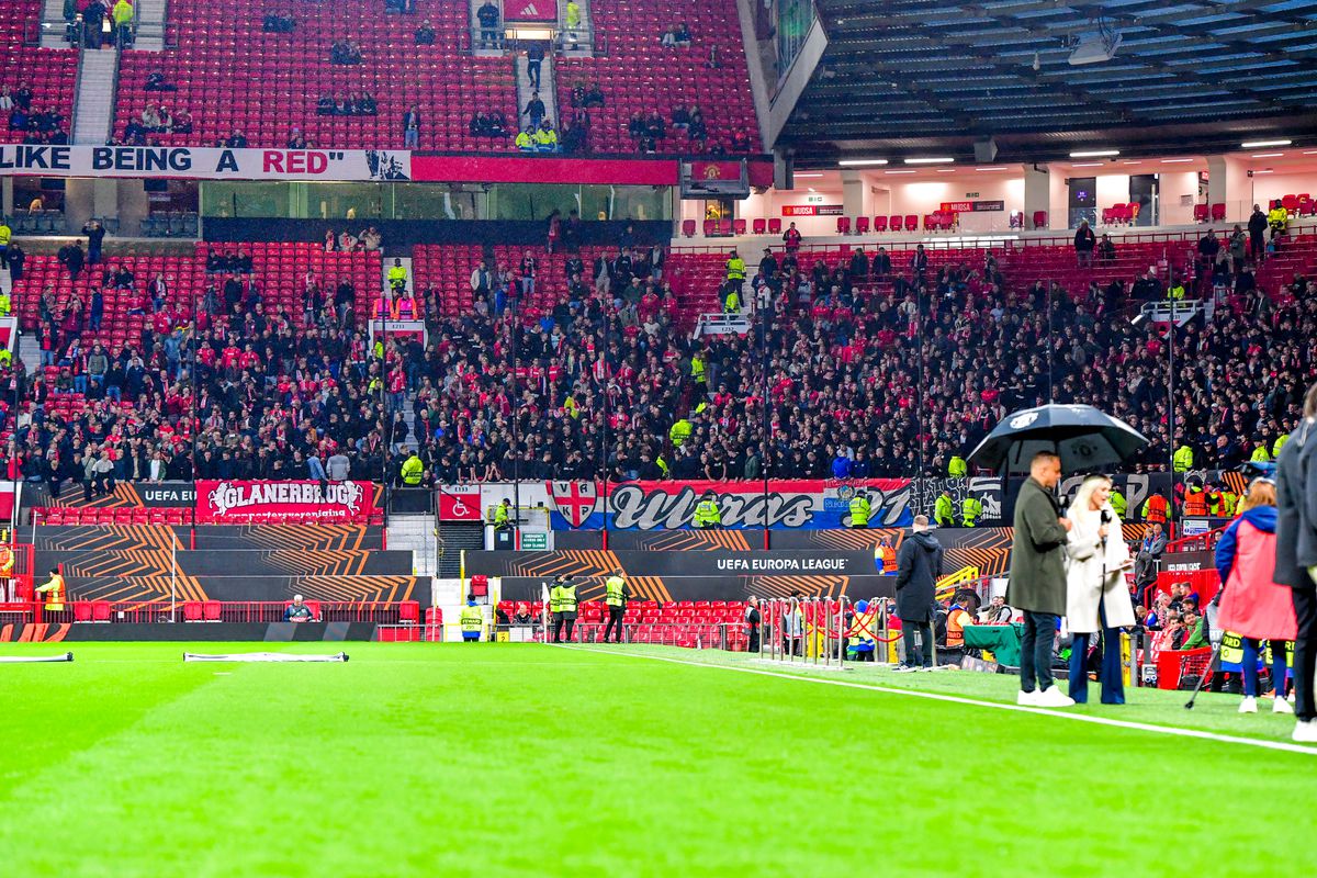 Een groot feest in uitvak Old Trafford: fans FC Twente genieten tegen Manchester United