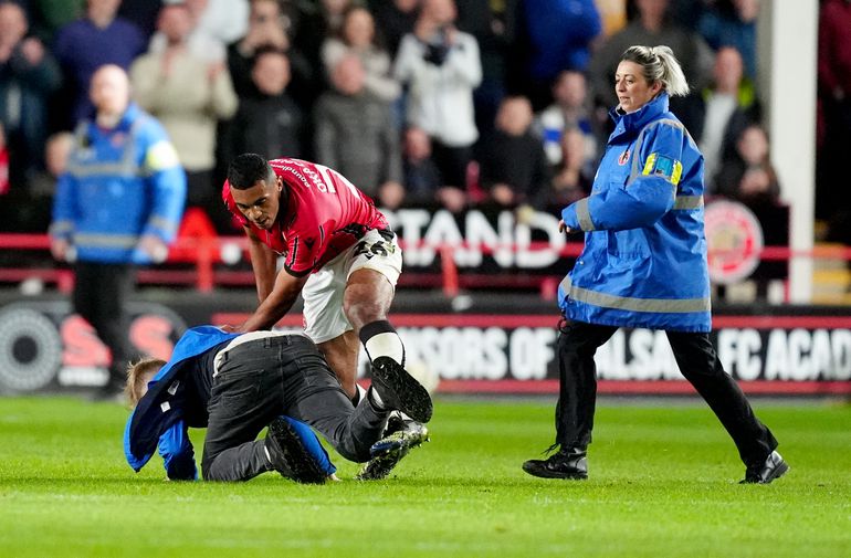 Bekritiseerde Premier League-trainer aangevallen door supporter: tegenstander grijpt in