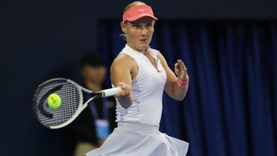 Pech voor toptennisster Suzan Lamens: blessure van tegenstandster kost Nederlandse de kop