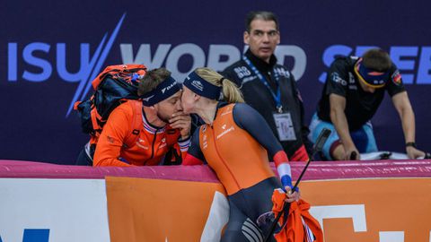 'De droom voor elke vrouw': topschaatser Kjeld Nuis legt vriendin Joy Beune in de watten