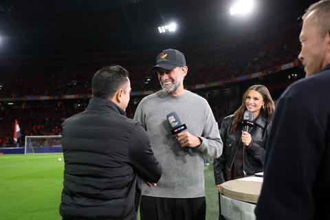 Opvallende situatie bij ontmoeting Xavi Hernández en Jürgen Klopp: 'Waar slaat dat op?'
