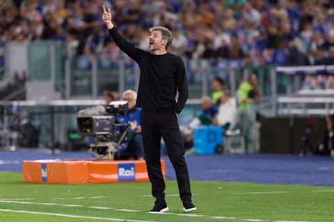 Prachtig debuut Mark van Bommel als bondscoach België tegen gevallen grootmacht