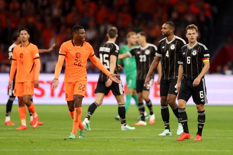 Oranje betrapt op 'pinguïngedrag' bij omstreden Duitse goal: 'Ze stopten gewoon even met voetballen'