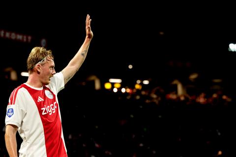 Opvallende Ajax-speler (30) trekt met vriendin de aandacht bij Nederland - Duitsland