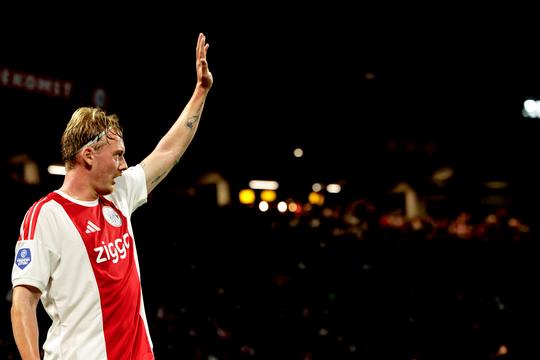 Opvallende Ajax-speler (30) trekt met vriendin de aandacht bij Nederland - Duitsland