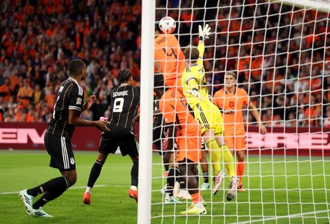Brian Brobbey maakte toch géén overtreding: afgekeurde Oranje-goal van Virgil van Dijk had andere oorzaak