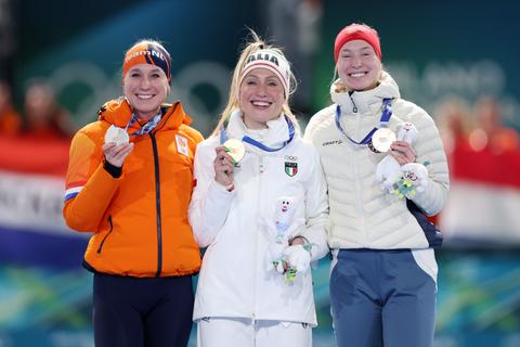 Zwangere olympisch schaatskampioene (35) wekt bewondering op met fraaie foto's: 'Fenomenaal'