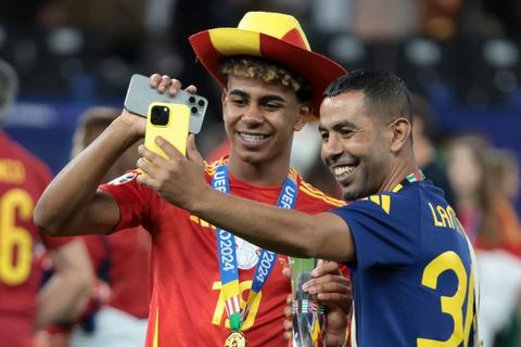 Vader van Lamine Yamal haalt hard uit naar critici van zoon in aanloop naar Ballon d'Or: 'Ze zijn niets waard'