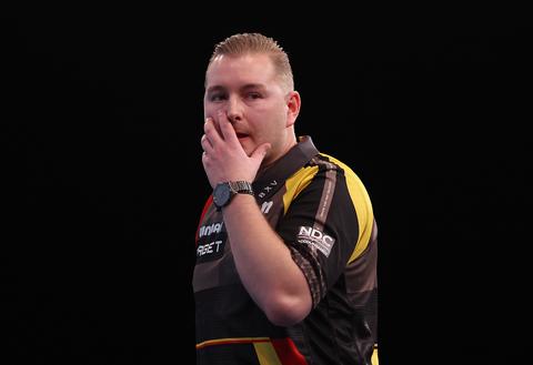 Na vervelend nieuws over dochter spoedt topdarter Dimitri Van den Bergh (32) zich naar huis