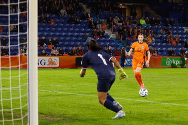 Taferelen zoals in amateurvoetbal: grensrechter zorgt voor opvallend moment tijdens duel Oranje Leeuwinnen