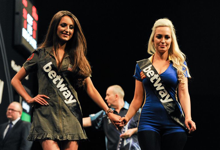 Dartsfans worden gek van mysterieuze post van dartsbond: 'Keren walk on-girls terug?'