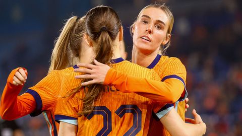 Oranje Leeuwin Jill Roord laat bondscoach van zijn stoel vallen: 'Dit is een signaal'