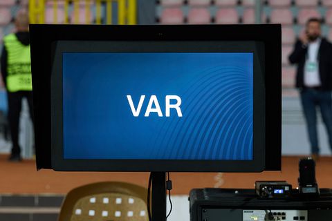 Bizar VAR-moment in Spanje doet wenkbrauwen fronsen: arbiter grijpt naar de telefoon