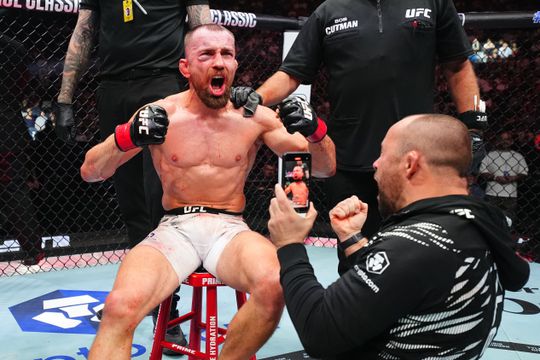 Bizarre beelden bij UFC 321: overal bloed en winnaar op stretcher naar backstage