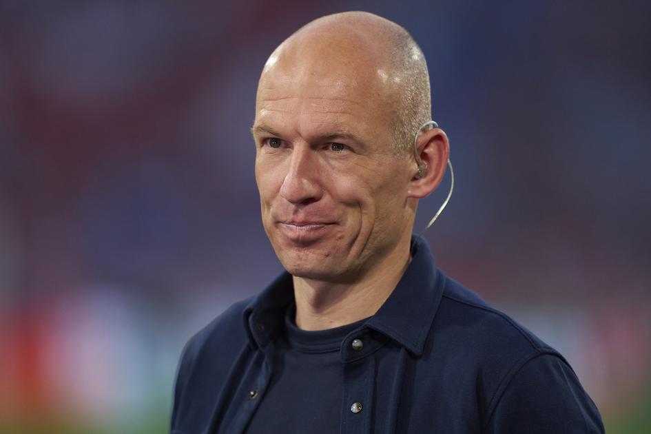 Geïrriteerde Arjen Robben slaat wéér toe langs de lijn: opvallende beelden van nieuw incident opgedo