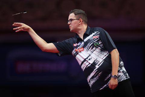 Onhoudbare Gian van Veen op indrukwekkende wijze naar kwartfinale EK darts