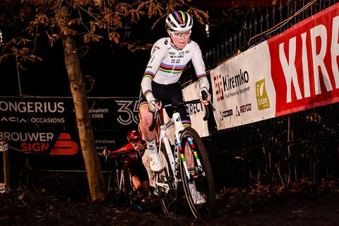 Wielerkampioene Fem van Empel viert vijftigste veldritzege op ludieke wijze: 'Stiekem al over nagedacht'