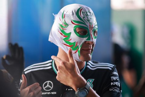 Bekende F1-coureur zit met bizarre vermomming op de tribune van GP in Mexico tijdens vrije training