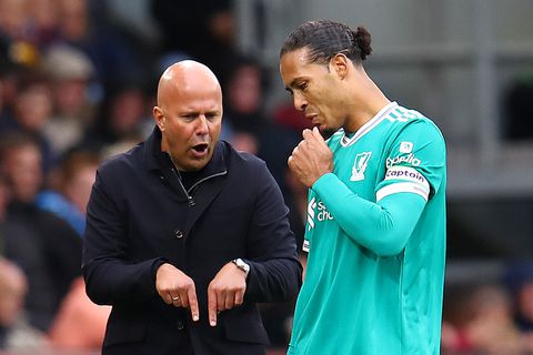 Liverpool-trainer Arne Slot reageert op spoedoverleg Virgil van Dijk: 'Niemand moet dat accepteren'