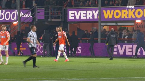 Paniek bij Volendam - Heracles Almelo: scheidsrechter Danny Makkelie dirigeert iedereen naar binnen