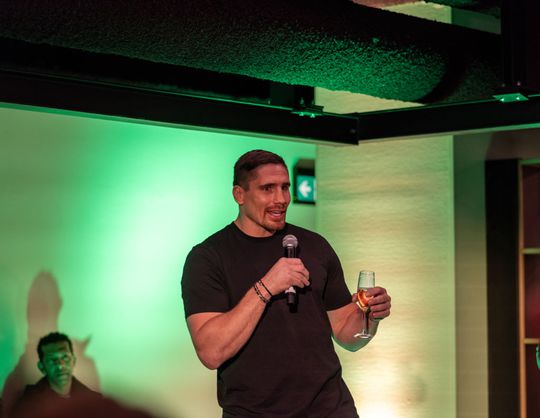 Kickbokskampioen Rico Verhoeven pakt de koffers nu hij weet dat hij dit jaar niet meer in actie komt