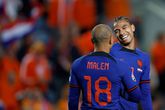 Donyell Malen en Calvin Stengs tijdens een interland van Nederland © GettyImages.