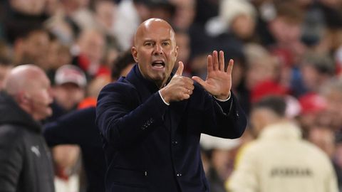 Britse media hakken in op Arne Slot en Liverpool: 'Totale crisis' bij ploeg 'die te kakken wordt gezet'