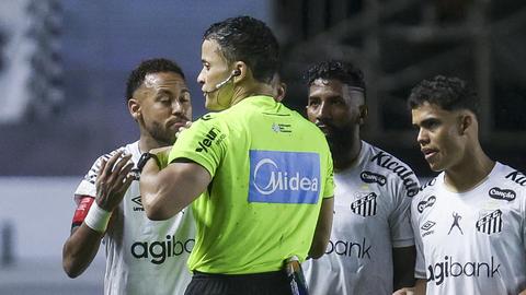 Topvoetballer Neymar (34) krijgt bizarre rode kaart: 'Een totaal gebrek aan respect'