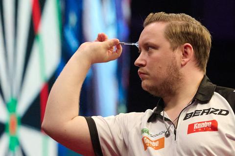 Topdarter Martin Schindler stijgt boven zichzelf uit op EK darts en maakt zich op voor eerste major-finale