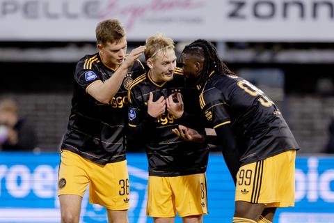 Live Eredivisie | Ajax overleeft Spartaanse storm en sluit aan in de top, AZ en Twente sluiten weekend af
