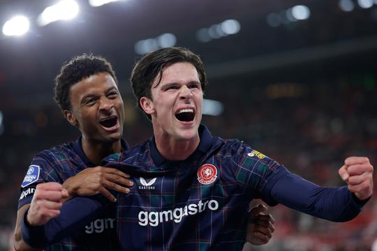 Uitslagen Eredivisie | FC Twente dompelt AZ in rouw, Ajax overleeft Spartaanse storm