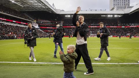 Oranje-international Joey Veerman (27) samen met zoontje in het zonnetje gezet bij PSV - Feyenoord