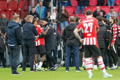Emoties lopen hoog op na PSV - Feyenoord: Lutsharel Geertruida raakt verwikkeld in opstootje met oud-teamgenoot