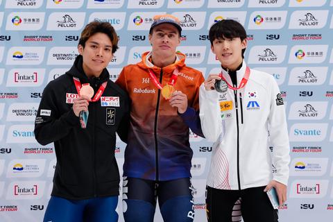 Shorttracker Jens van 't Wout harkt meteen goud binnen, vrouwen na val en straf naar brons
