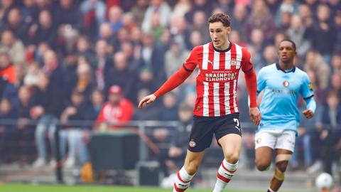 Grote schrik bij PSV - Feyenoord: wedstrijd kortstondig stilgelegd na incident op tribune