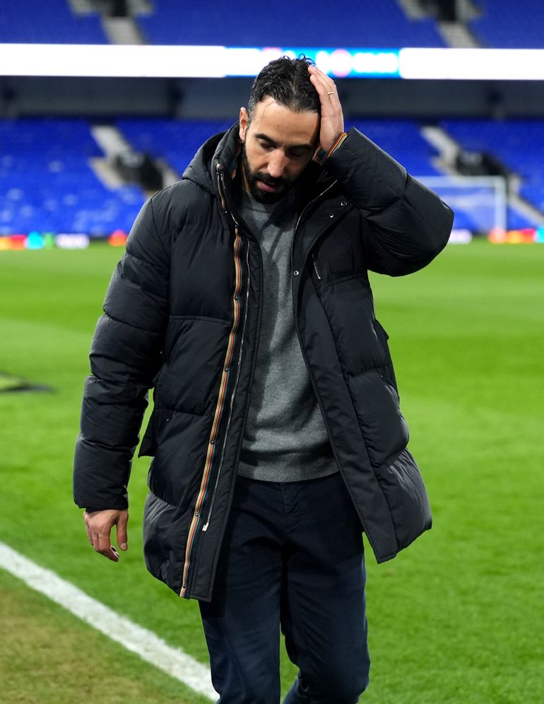 Nieuwe trainer Manchester United schrikt van 'bange en verwarde' spelers: 'We gaan nog heel lang lijden'