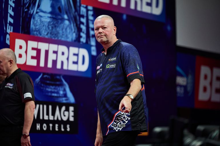 Raymond van Barneveld reageert laconiek op loting WK darts: 'De zeventiende kan ik niet, dan heb ik een begrafenis'