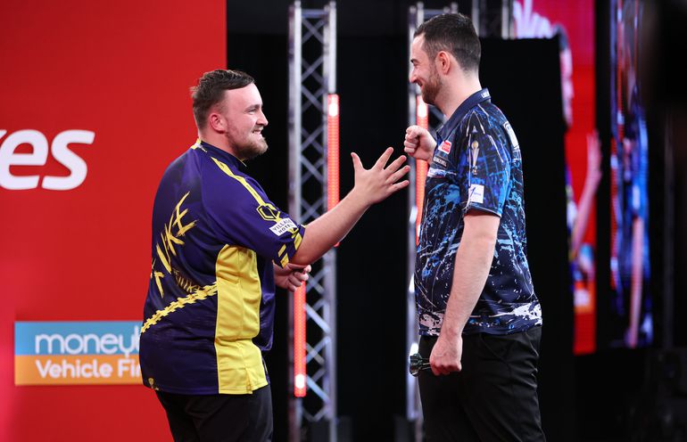 Luke Humphries wint finale Players Championship van zichtbaar teleurgestelde Luke Littler